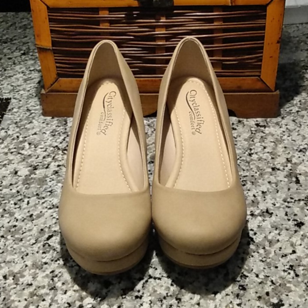 Nude wedges